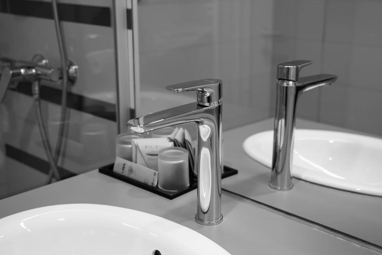 Moderne baderomsdetaljer i marmor