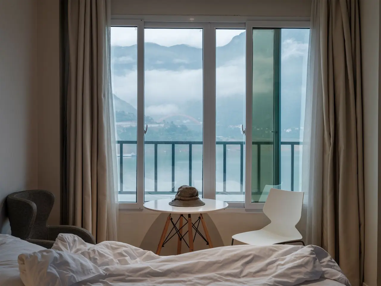 Utsikt over norske fjell fra hotellrommet