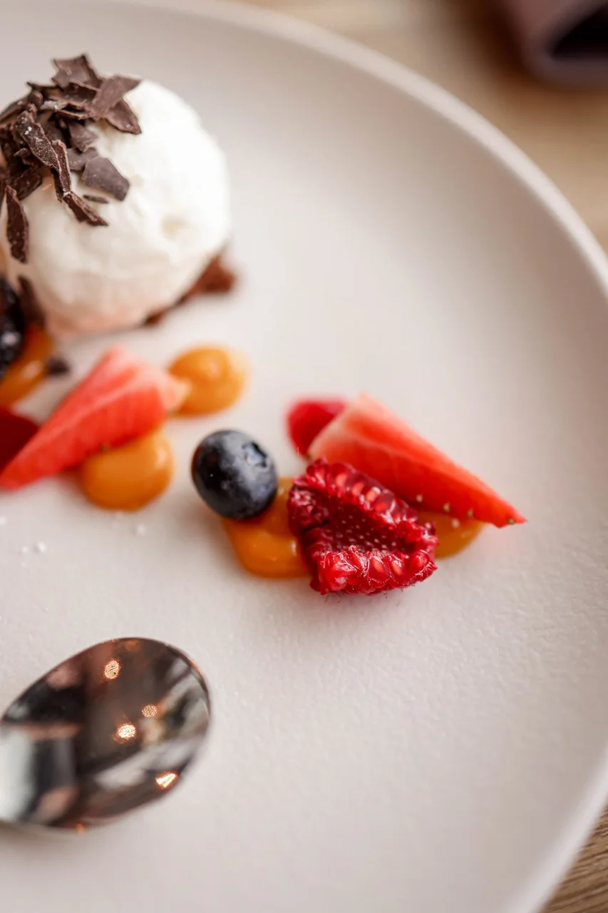Gourmetdessert med bær