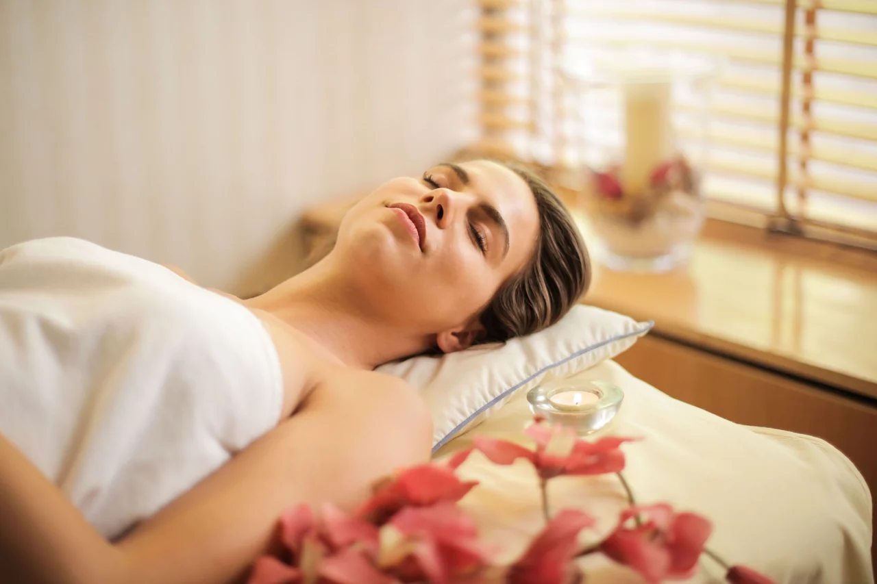 Luksuriøst skandinavisk spa-interiør med naturlig lys og rolig atmosfære